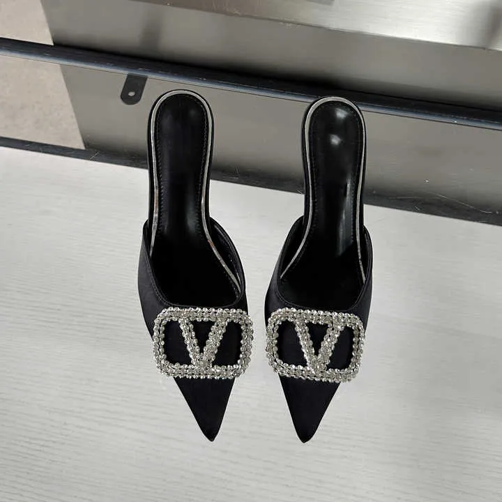 حذاء نسائي عصري بكعب مدبب جديدNew Fashion Women Pointed Heel Shoes