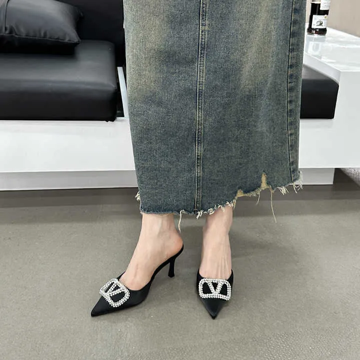 حذاء نسائي عصري بكعب مدبب جديدNew Fashion Women Pointed Heel Shoes