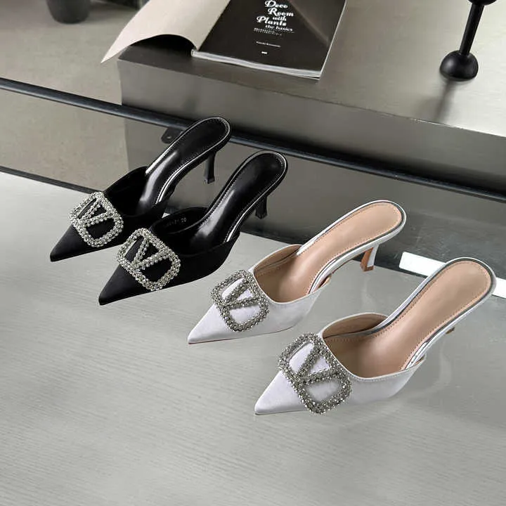 حذاء نسائي عصري بكعب مدبب جديدNew Fashion Women Pointed Heel Shoes