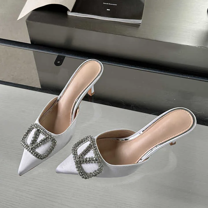 حذاء نسائي عصري بكعب مدبب جديدNew Fashion Women Pointed Heel Shoes
