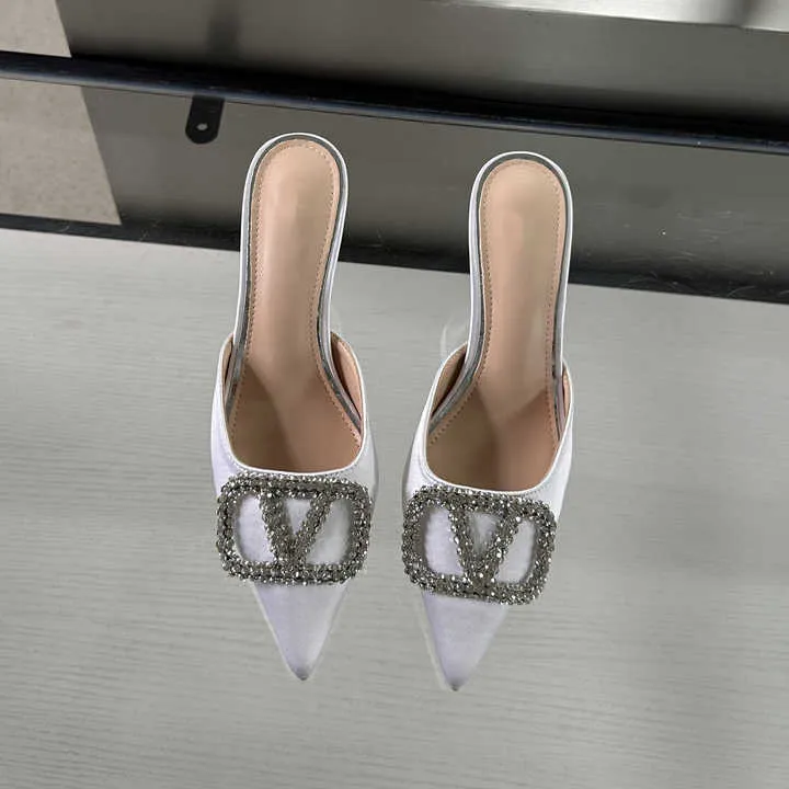 حذاء نسائي عصري بكعب مدبب جديدNew Fashion Women Pointed Heel Shoes